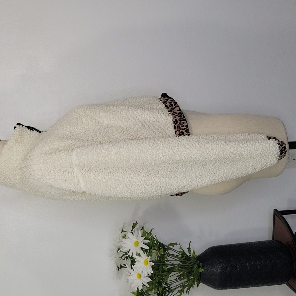 Forever 21 Furry Pullover Off White With Leopard Print Detail SZ M 3/$15 - Picture 2 of 10